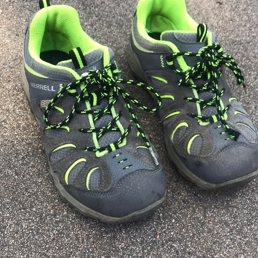 Pet free smoke free home… good condition hiking shoes (no weird foot smell)